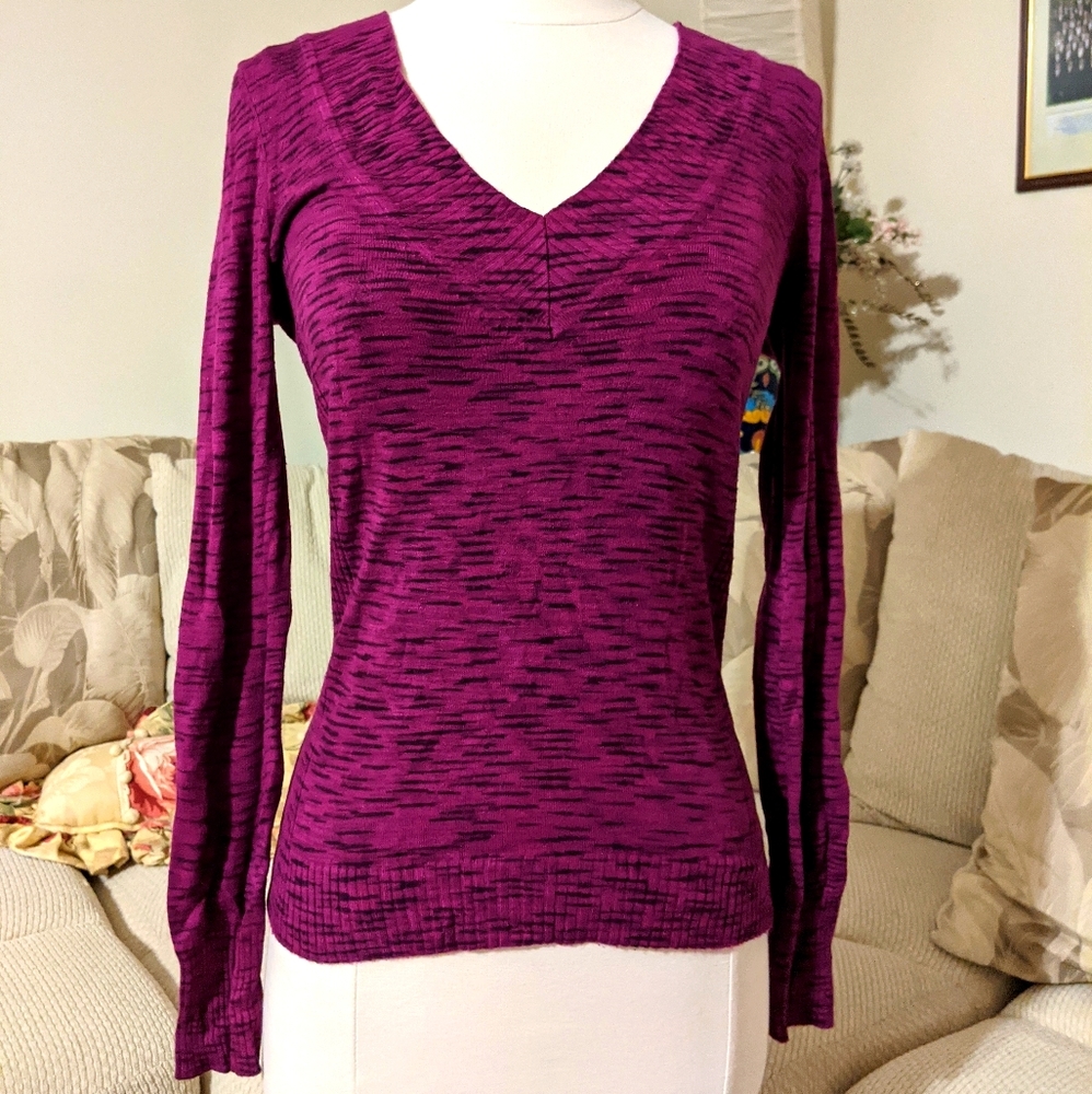 Elegant dark magenta long sleeved v-neck shirt